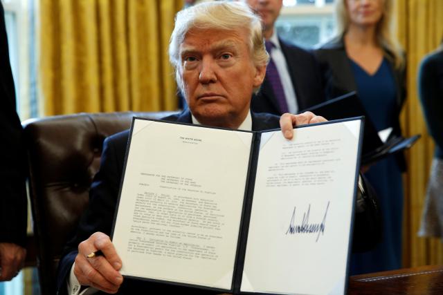 trumpsignsexecutiveorderstoadvancedakotaaccesspipelines